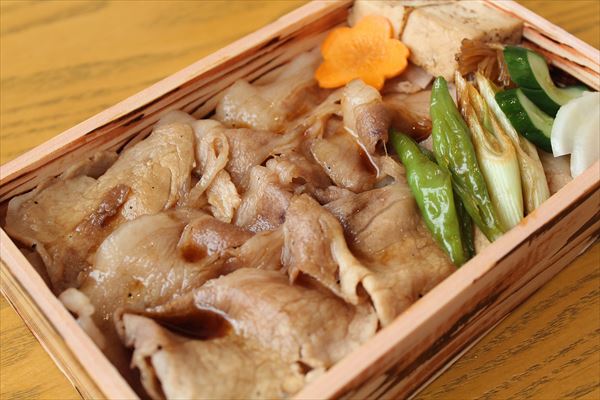 沖縄県産甘熟島豚使用 甘熟島豚すき焼き重（生卵&お吸い物付き）